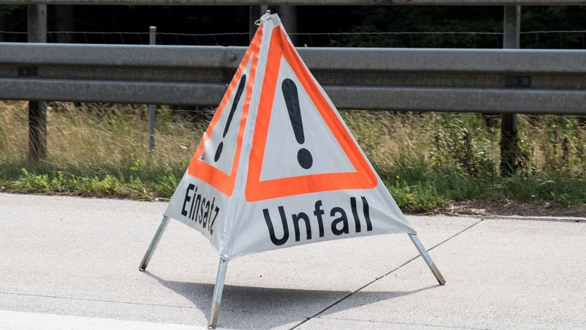 Symbolbild: "Unfall"-Warndreieck steht auf dem Standstreifen einer Autobahn.