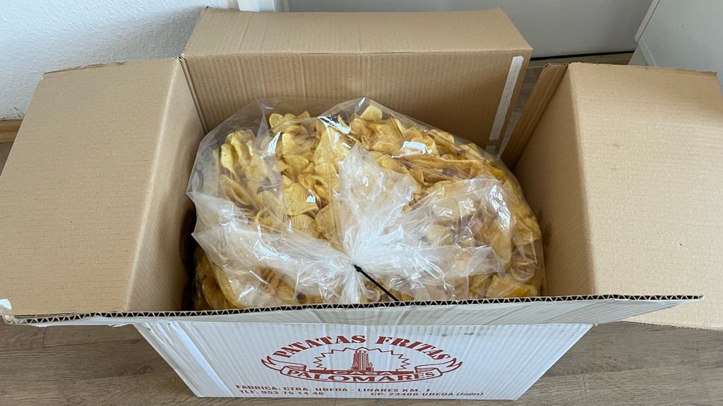 So sehen die mysteriösen 4-Kilo-Schachteln voller Kartoffelchips aus. | Bild: Anatol Gürbüz Kilic/Fa. MAGN-Logistik, Dachau So sehen die mysteriösen 4-Kilo-Schachteln voller Kartoffelchips aus.