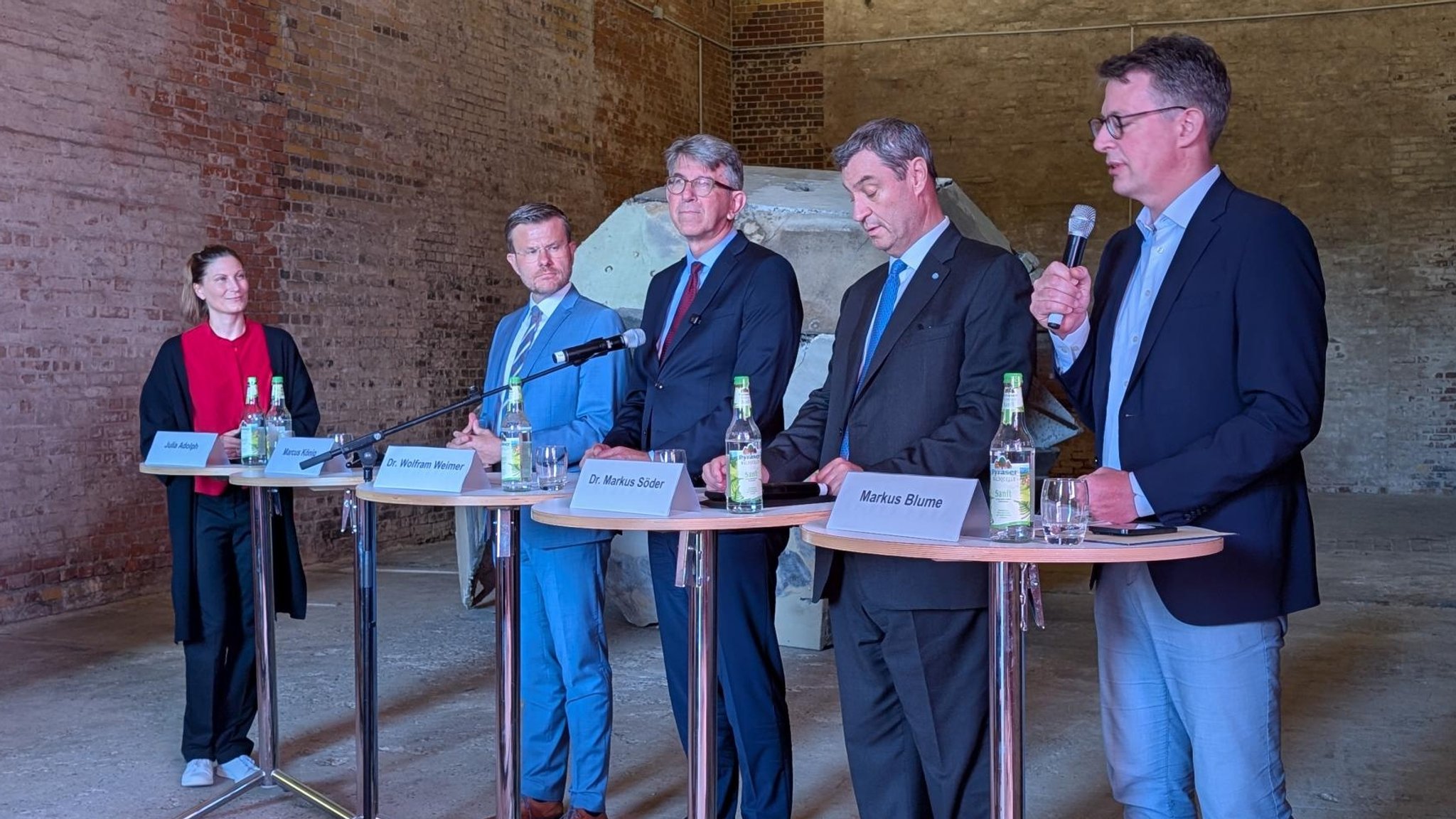 Zu dem Termin in Nürnberg kamen (von re.): Bayerns Kunstminister Blume, Ministerpräsident Söder, Kulturstaatsminister Weimer und Nürnbergs Oberbürgermeister König. | Bild: BR/Sophia Ruhstorfer Zu dem Termin in Nürnberg kamen (von re.): Bayerns Kunstminister Blume, Ministerpräsident Söder, Kulturstaatsminister Weimer und Nürnbergs Oberbürgermeister König.