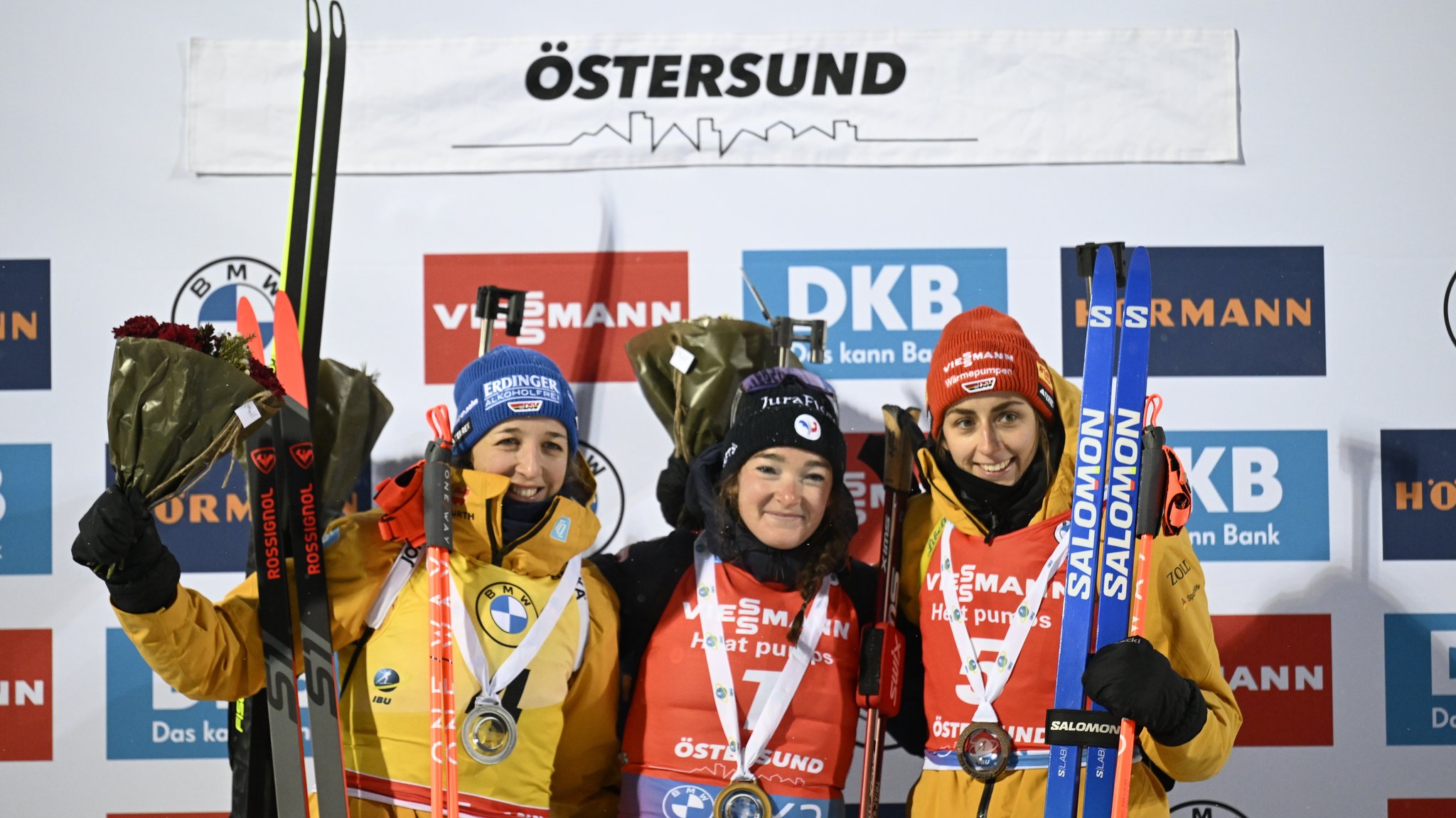 Franziska Preuß (l.) auf dem Podium in Östersund