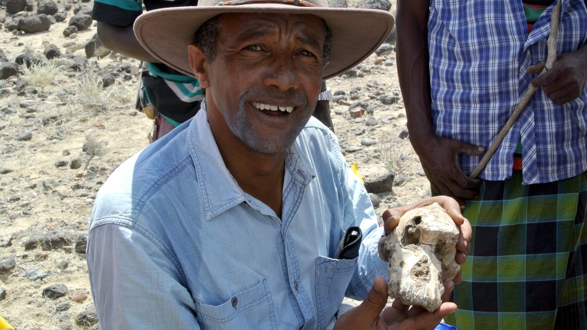 Yohannes Haile-Selassie mit dem versteinerten Schädelknochen, der rund 3,8 Millionen Jahre alt und etwas größer als eine Faust ist.