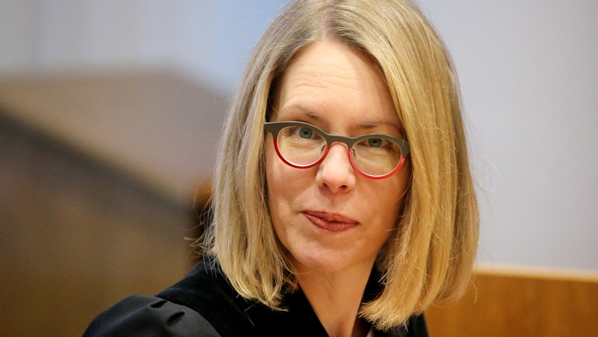 Oberstaatsanwältin Anne Brorhilker sitzt zu Beginn des Prozesstages des Cum-Ex-Prozesses im Landgericht.