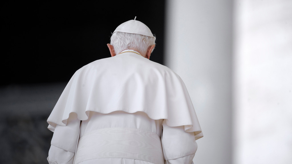 Betroffenheit nach dem Tod von Benedikt XVI. | Bild: pa/dpa Stefano Spaziani Betroffenheit nach dem Tod von Benedikt XVI.
