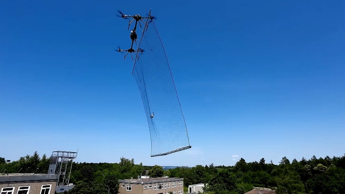 Die Würzburger Abwehrdrohne fliegt über eine kleinere Drohne und fängt sie mit einem großen Netz ein. | Bild: Bundesministerium für Forschung, Technologie und Raumfahrt/ Universität Würzburg Die Würzburger Abwehrdrohne fliegt über eine kleinere Drohne und fängt sie mit einem großen Netz ein.