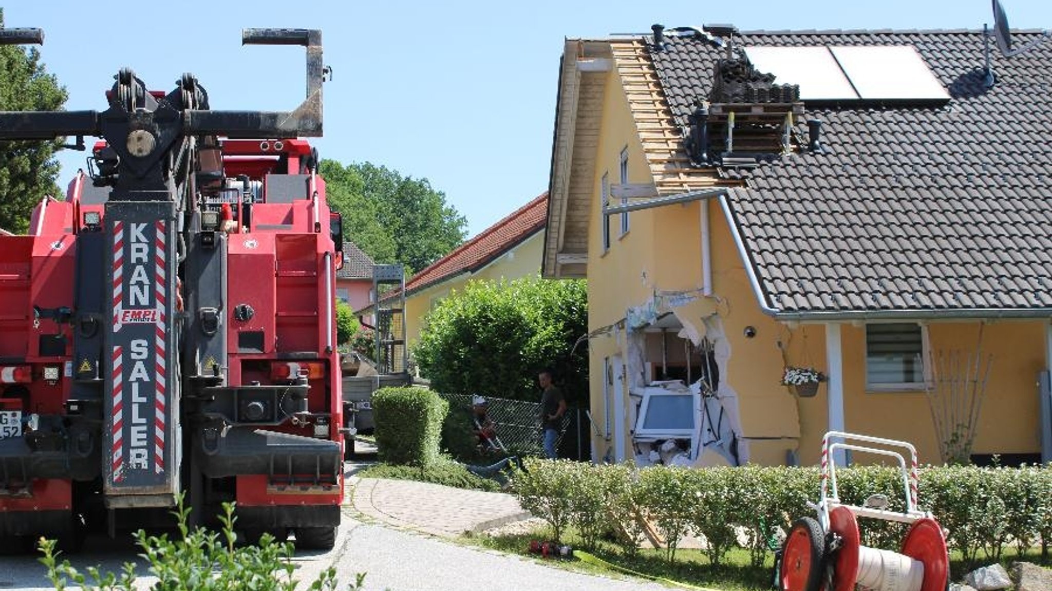 Ein großer Kran zog den Bagger aus der durchbrochenen Hauswand