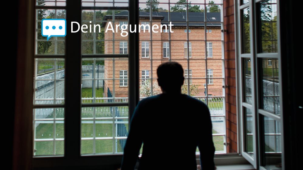 Ein Straftäter steht vor einem vergitterten Fenster in einer Klinik für Forensische Psychiatrie in Brandenburg (Archivbild). | Bild:picture alliance / ZB | Patrick Pleul