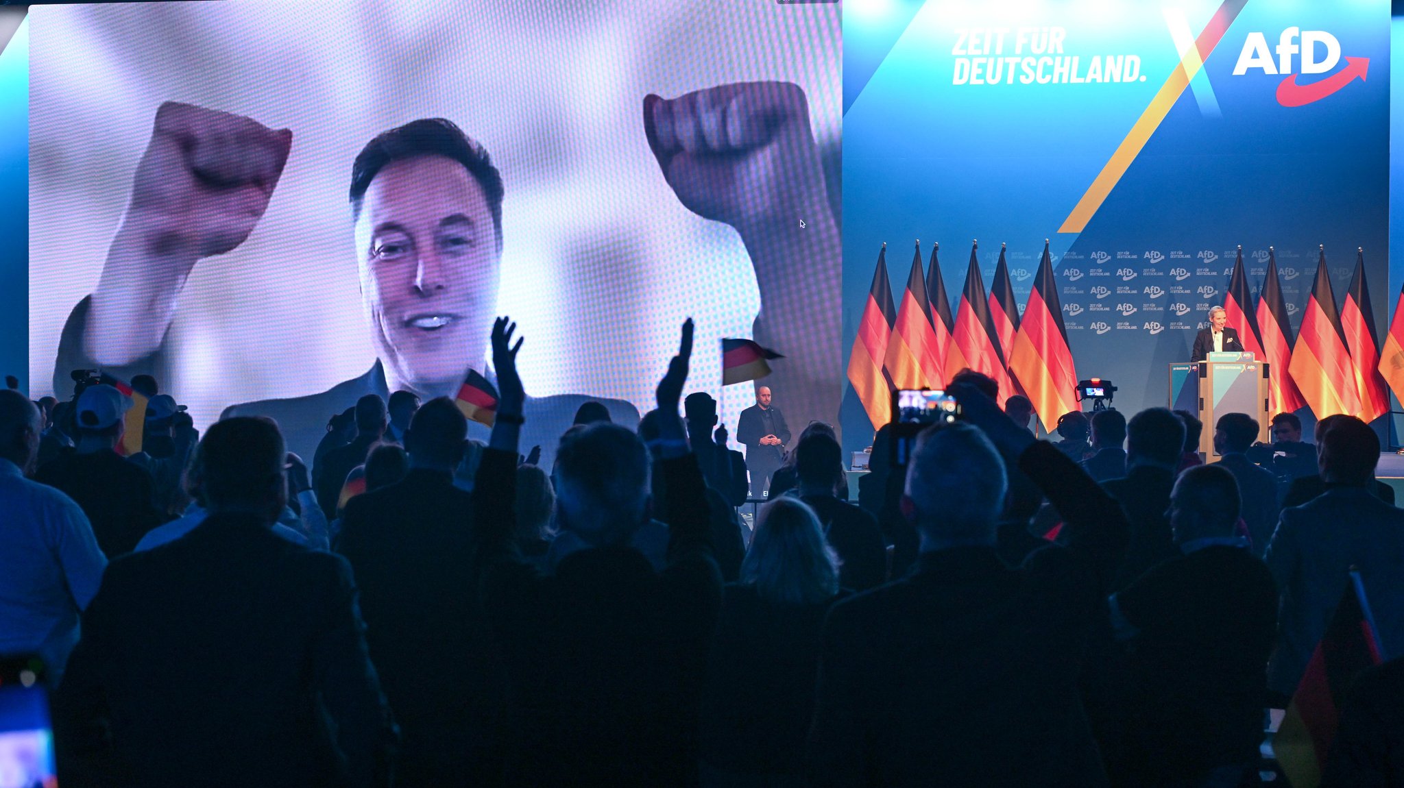 Über eine Videoeinblendung war US-Miliardär Elon Musk beim Wahlkampfauftakt der AfD live zugeschaltet.