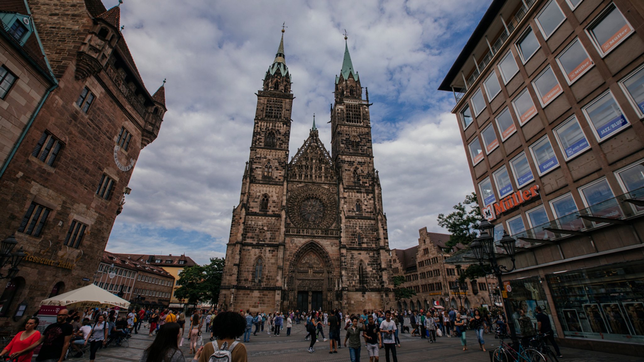 Blick von der Fußgängerzone Karolinenstraße auf die Nürnberger Lorenzkirche.