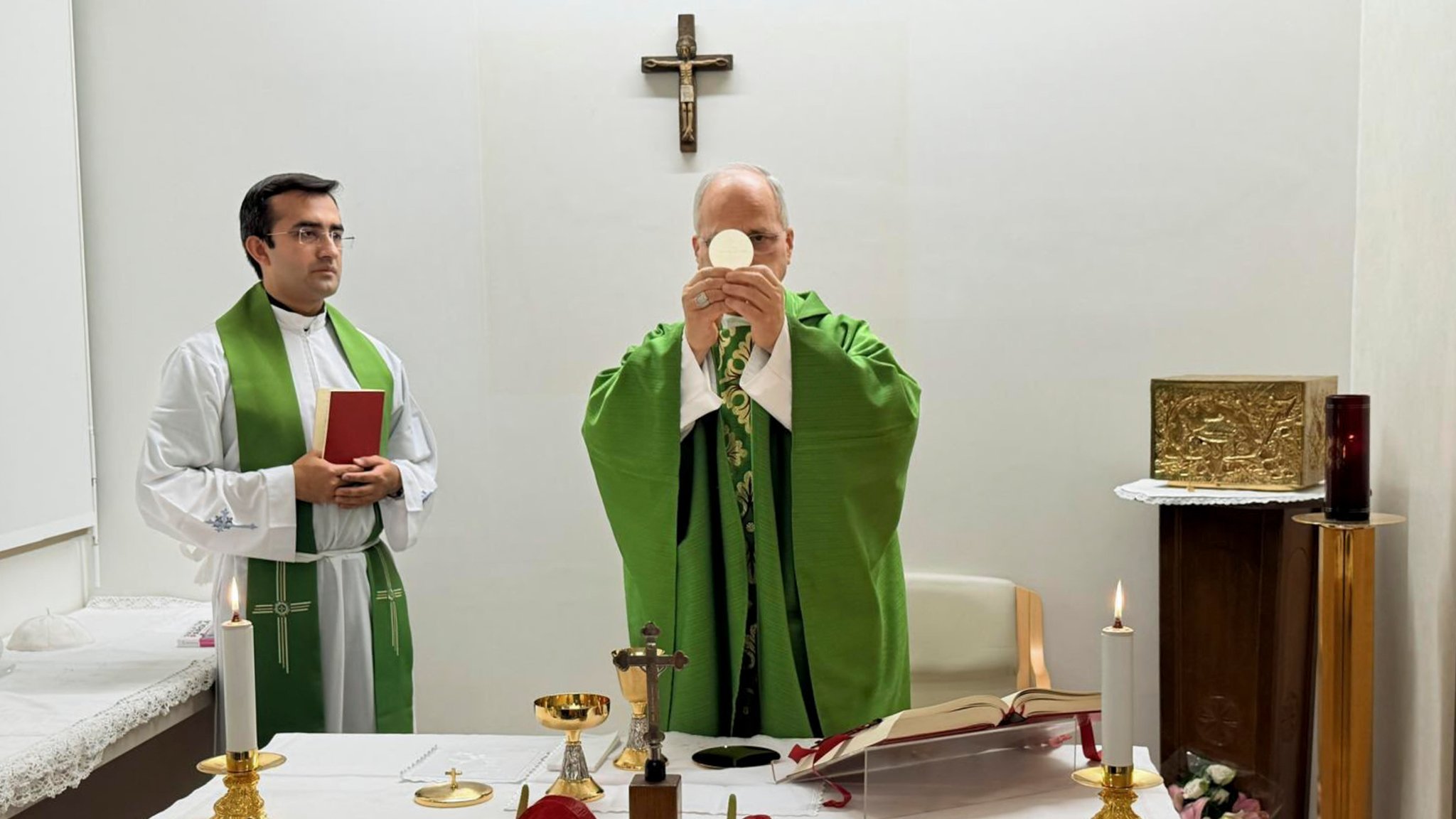 Papst Leo XIV. feiert drei Tage nach seiner Lungenkrebsoperation eine Heilige Messe in der Gemelli-Klinik in Rom. | Bild: picture alliance / ipa-agency | VATICAN MEDIA/ Catholic Press Photo Papst Leo XIV. feiert drei Tage nach seiner Lungenkrebsoperation eine Heilige Messe in der Gemelli-Klinik in Rom.