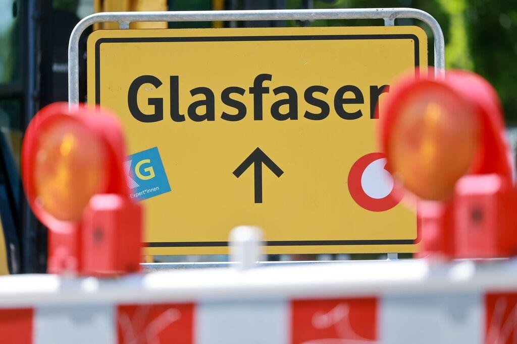 ARCHIV - 19.06.2025, Thüringen, Erfurt: Ein Schild mit der Aufschrift Glasfaser steht beim Baustart für den Glasfaserausbau durch Vodafone an einer Baustelle. In den kommenden Jahren sollen Anschlüsse für rund 67.000 Haushalte entstehen. (zu dpa: «EU-Kommission will DSL-Aus und Internetmarkt reformieren») Foto: Michael Reichel/dpa +++ dpa-Bildfunk +++