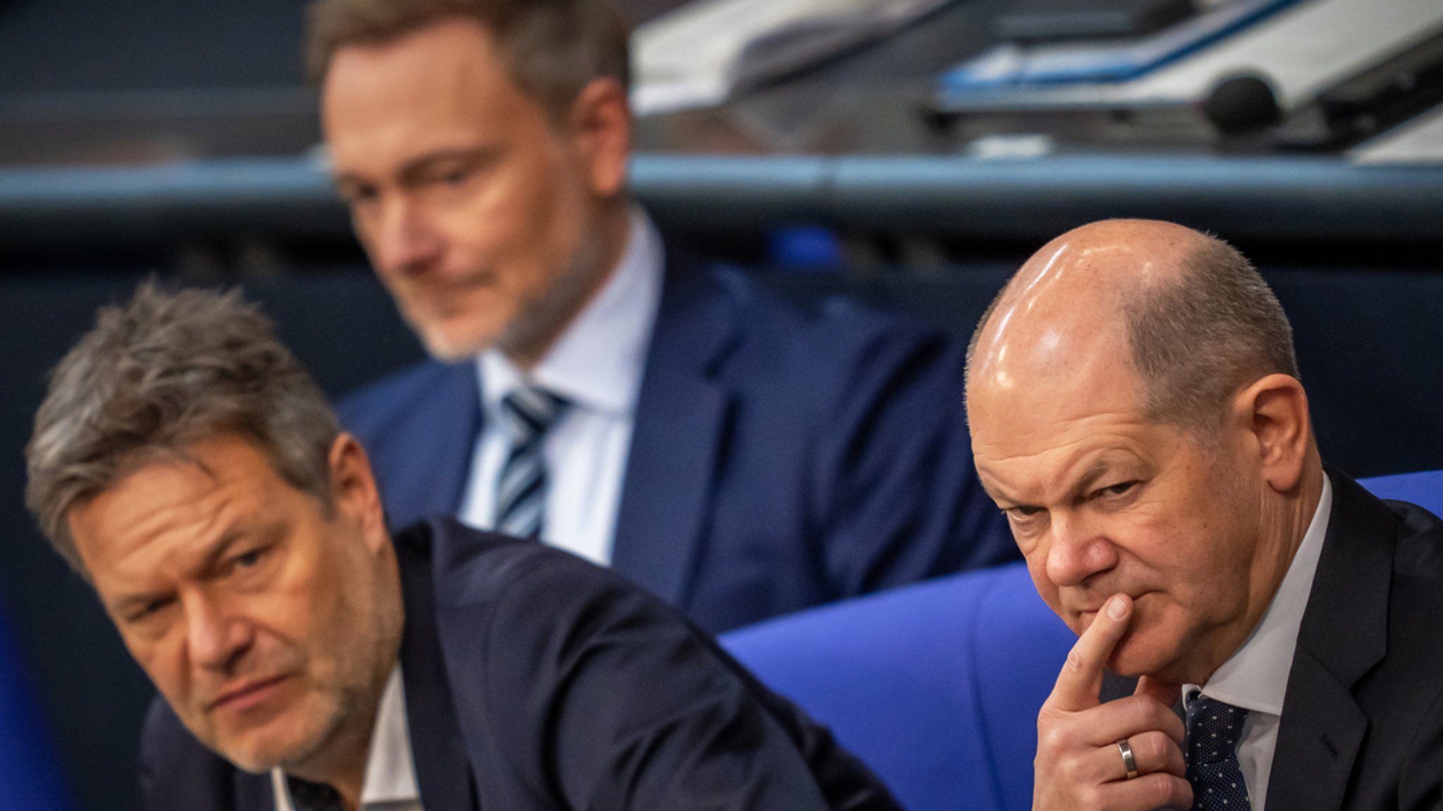 Bundeskanzler Scholz verfolgt neben Vizekanzler Habeck und Finanzminister Lindner am Dienstag die Debatte zur Haushaltslage im Bundestag