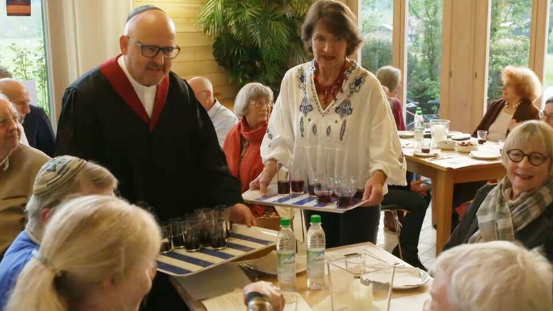 Initiator Terry Swartzberg (links) serviert Wein beim "Schabbat für alle"
