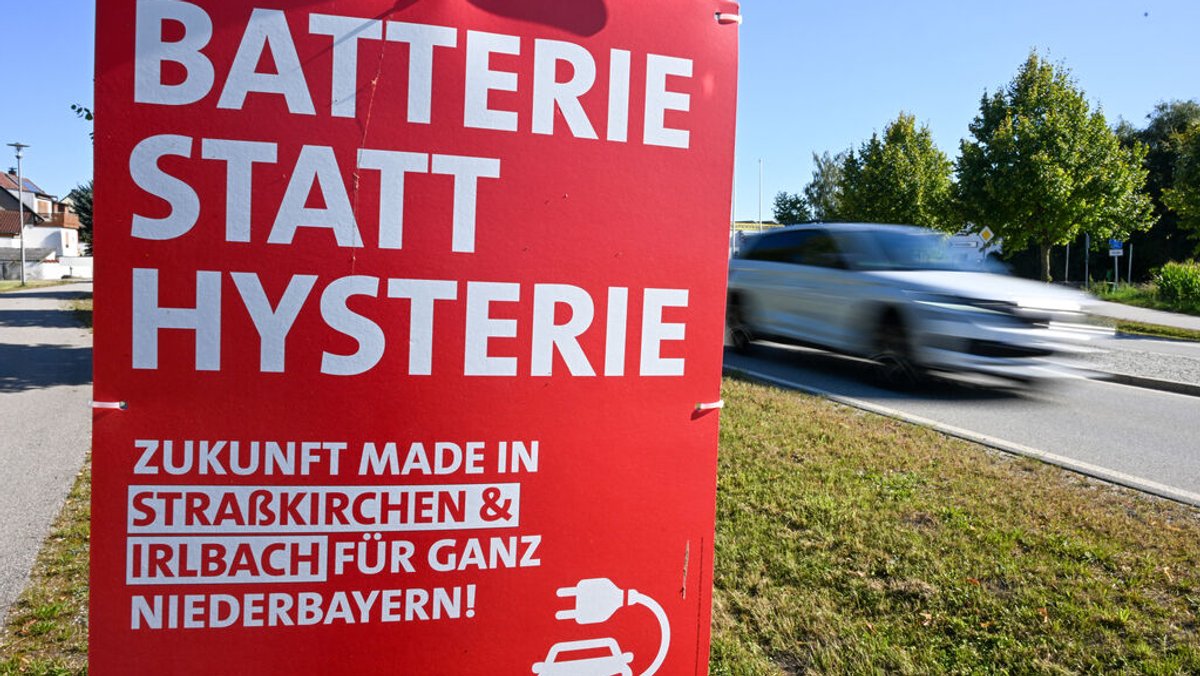 "Batterie statt Hysterie" steht auf einem Plakat an einer Straße in Straßkirchen. BMW will 40 Kilometer nördlich seines größten europäischen Autowerks Dingolfing eine Batteriefabrik errichten. 