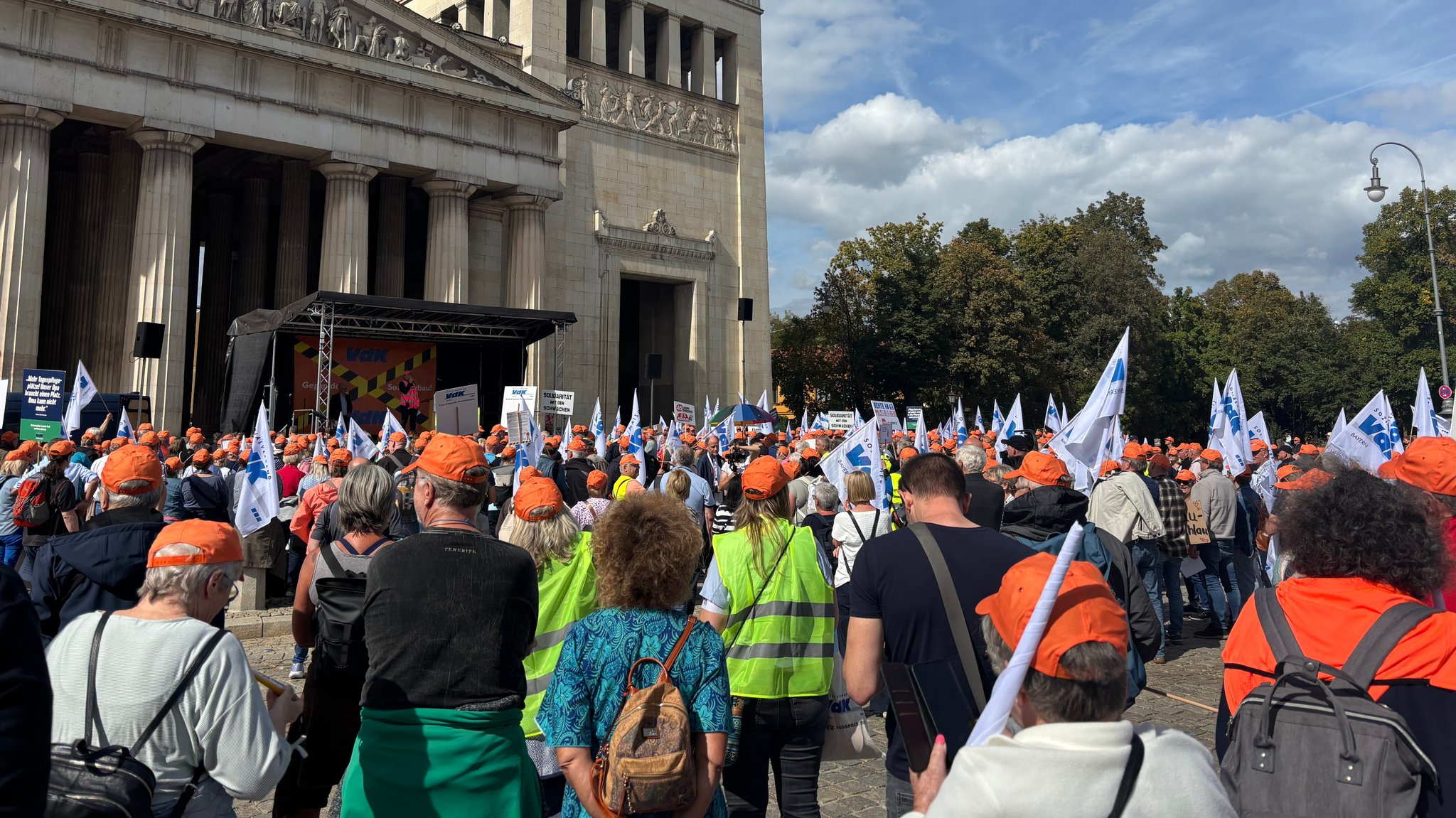 Zahlreiche Menschen, teils mit Warnwesten und Fahnen, bei der VdK-Demo auf dem Königsplatz. | Bild: Bayerischer Rundfunk 2026 Zahlreiche Menschen, teils mit Warnwesten und Fahnen, bei der VdK-Demo auf dem Königsplatz.