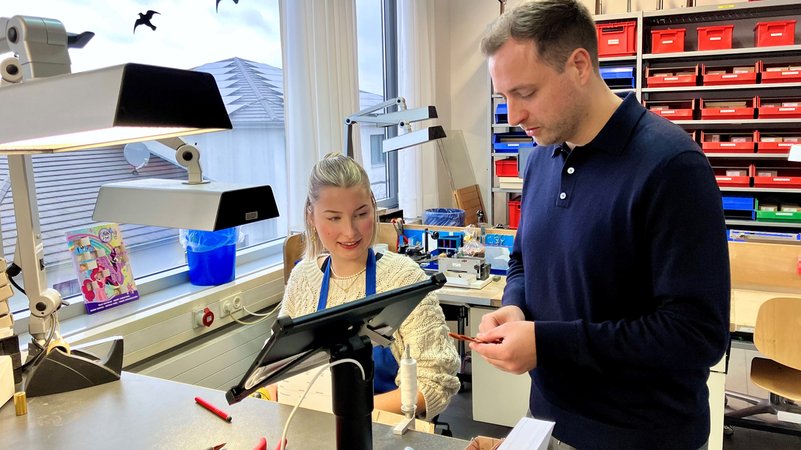 Pinselmacherin Anna Nikol in Nürnberg, Künstlerpinselmanufaktur Da Vinci – Defet | Bild: BR24/Roland Zimmermann Pinselmacherin Anna Nikol in Nürnberg, Künstlerpinselmanufaktur Da Vinci – Defet