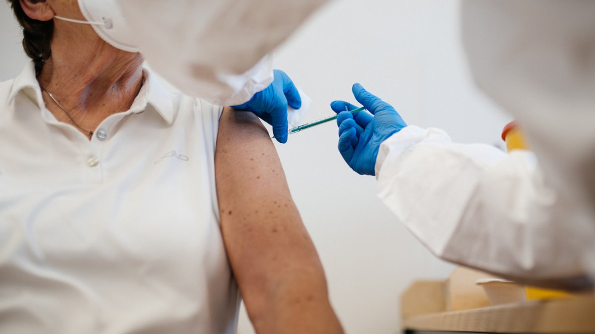 Symbolbild: Eine Frau wird gegen Covid-19 geimpft. 