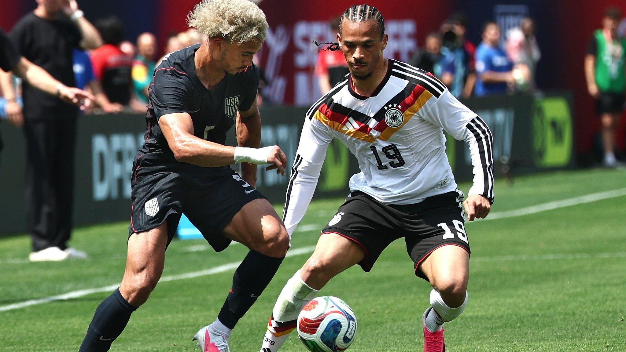 dpatopbilder - 06.06.2026, USA, Chicago: Fußball, Männer, Nationalmannschaft, Vorbereitung auf die Fußball-WM 2026, Länderspiel, USA - Deutschland im Soldier Field, Antonee Robinson (M, USA) und Leroy Sané (r, Deutschland) kämpfen um den Ball. Im Hintergrund steht Trainer Mauricio Pochettino (USA). - recrop Foto: Christian Charisius/dpa +++ dpa-Bildfunk +++ | Bild: dpa-Bildfunk/Christian Charisius dpatopbilder - 06.06.2026, USA, Chicago: Fußball, Männer, Nationalmannschaft, Vorbereitung auf die Fußball-WM 2026, Länderspiel, USA - Deutschland im Soldier Field, Antonee Robinson (M, USA) und Leroy Sané (r, Deutschland) kämpfen um den Ball. Im Hintergrund steht Trainer Mauricio Pochettino (USA). - recrop Foto: Christian Charisius/dpa +++ dpa-Bildfunk +++