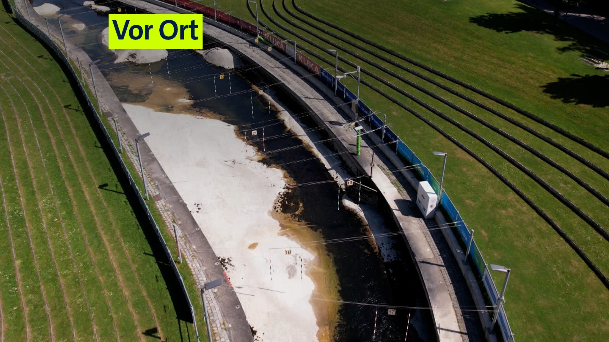 Der fast trockene Olympia-Eiskanal in Augsburg von oben.