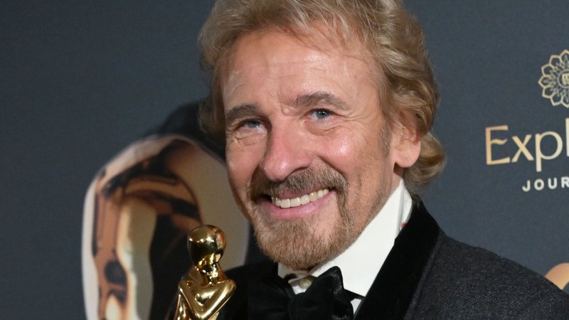 Thomas Gottschalk mit der Swarovski KristallROMY nach der Preisverleihung der österreichischen Film- und Fernsehpreise "Romy" am vergangenen Freitag.. | Bild: Foto: Barbara Gindl/APA/dpa +++ dpa-Bildfunk +++ Thomas Gottschalk mit der Swarovski KristallROMY nach der Preisverleihung der österreichischen Film- und Fernsehpreise "Romy" am vergangenen Freitag..