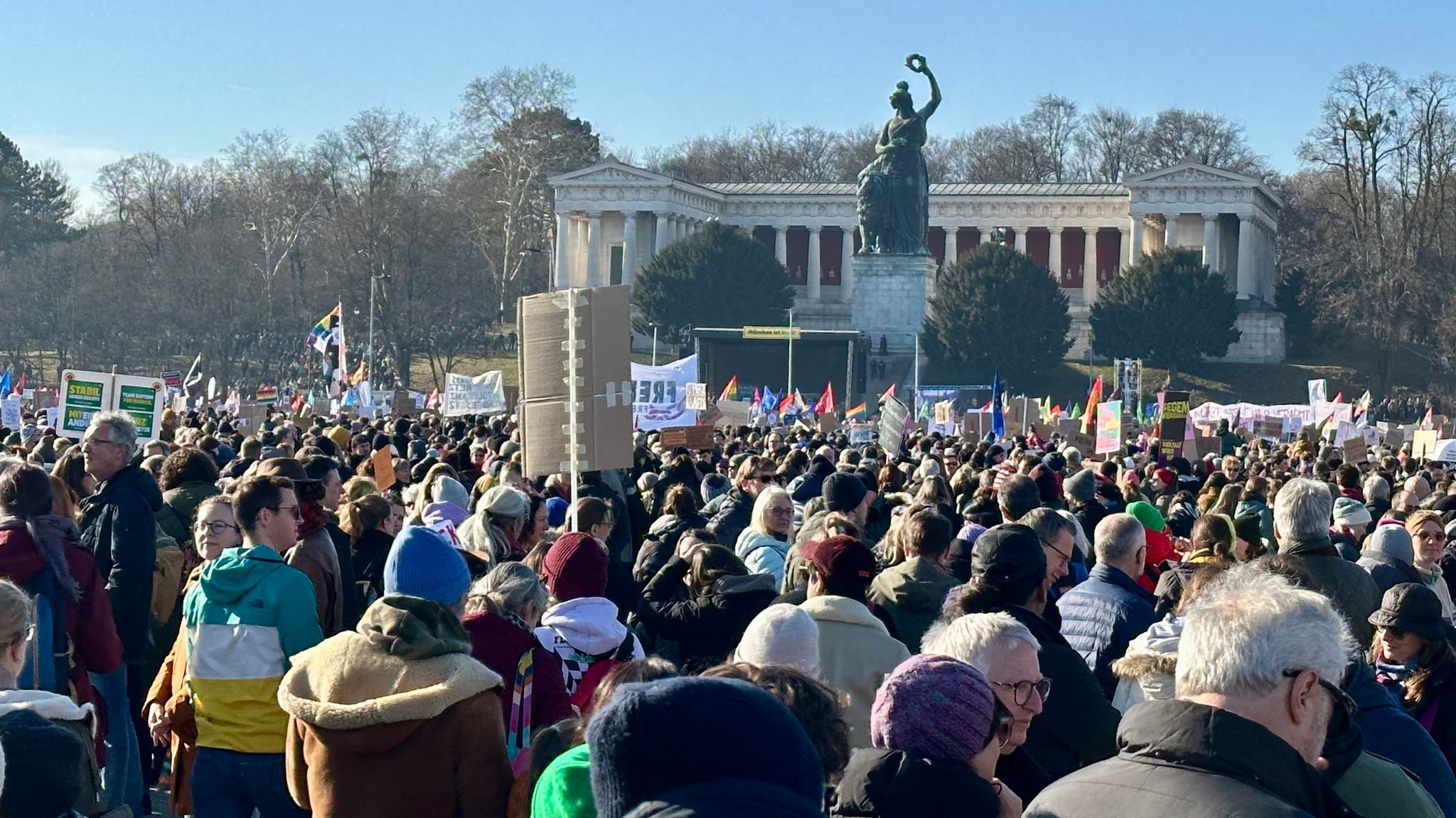 Demonstration gegen Rechtsruck auf der Münchner Theresienwiese