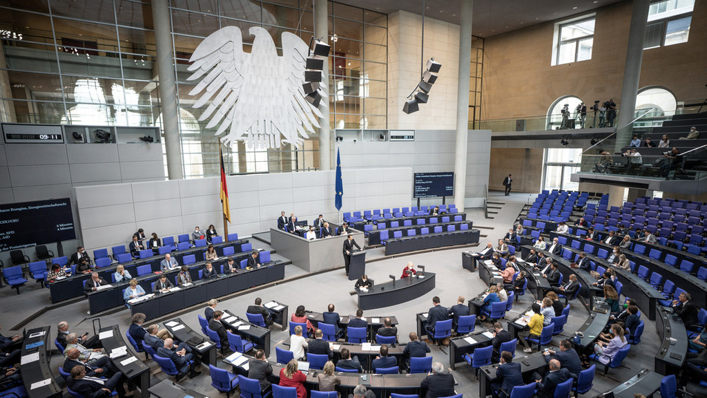 Abgeordnete debattieren im Plenum im Bundestag, unter anderem über das geplante Steuerentlastungspaket.