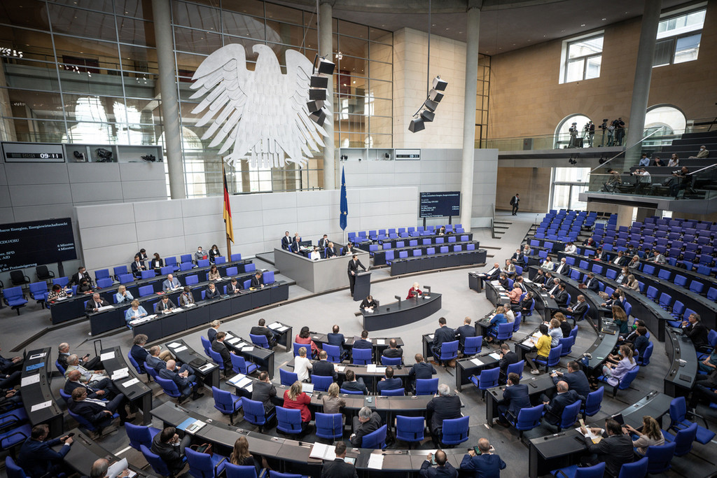 Abgeordnete debattieren im Plenum im Bundestag, unter anderem über das geplante Steuerentlastungspaket.