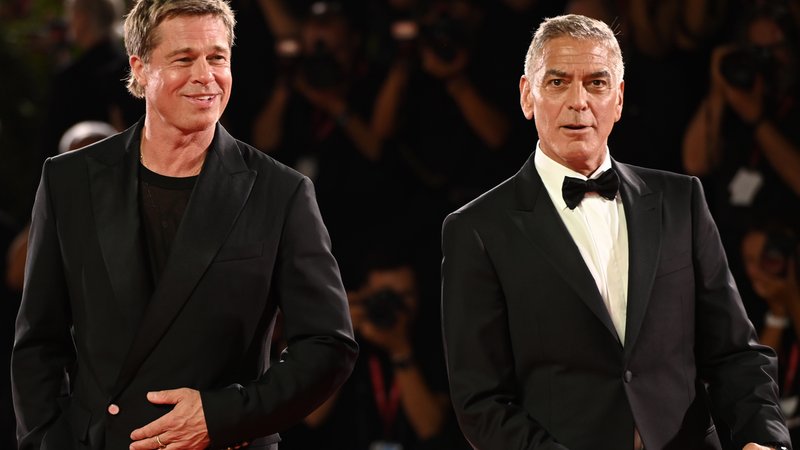 Brad Pitt und George Clooney posieren auf dem Roten Teppich bei den 81. Internationalen Filmfestspielen Venedig vor der Premiere ihres Films "Wolfs". | Bild: picture alliance/dpa | Stefanie Rex Brad Pitt und George Clooney posieren auf dem Roten Teppich bei den 81. Internationalen Filmfestspielen Venedig vor der Premiere ihres Films "Wolfs".
