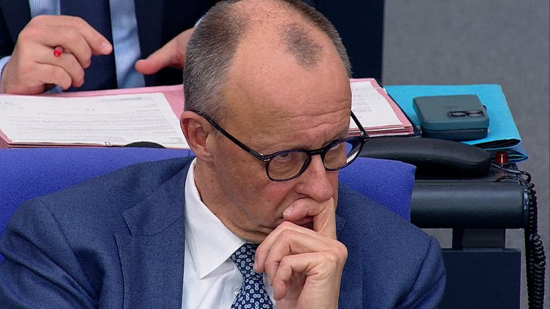 Merz im Bundestag | Bild: BR Merz im Bundestag