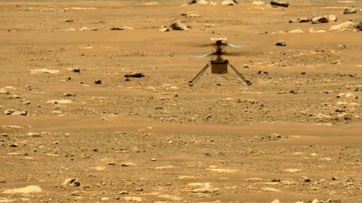 Ingenuity beim zweiten Testflug, fotografiert vom Mars-Rover Perseverance