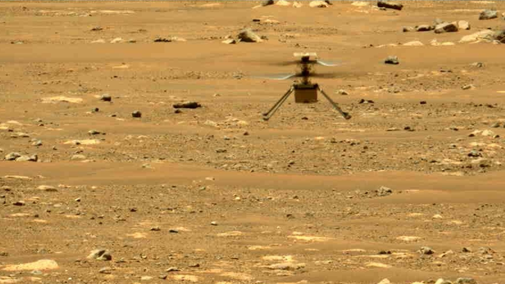 Ingenuity beim zweiten Testflug, fotografiert vom Mars-Rover Perseverance