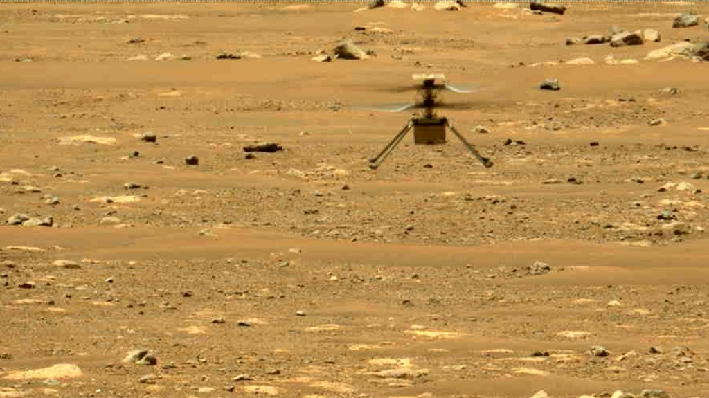Ingenuity beim zweiten Testflug, fotografiert vom Mars-Rover Perseverance