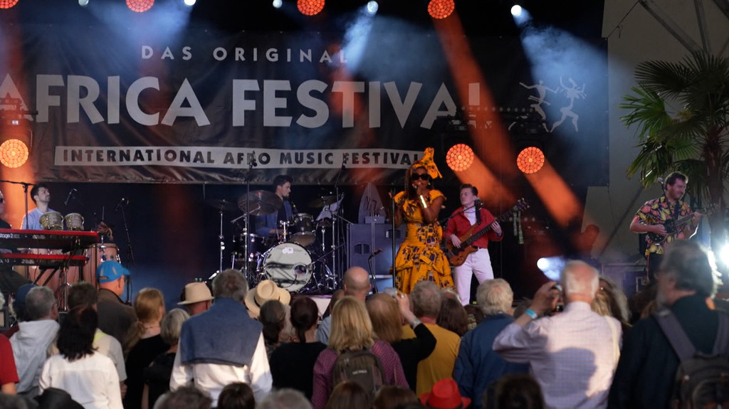 Einmal im Jahr treffen sich Künstler vom schwarzen Kontinent und einige, die von afrikanischer Musik stark beeinflusst worden sind, in Würzburg. Ihre Rhythmen ziehen dann zehntausende Fans an, traditionell sind die Abendkonzerte des größten Africa-Festivals in Europa schon Monate vorher ausverkauft.