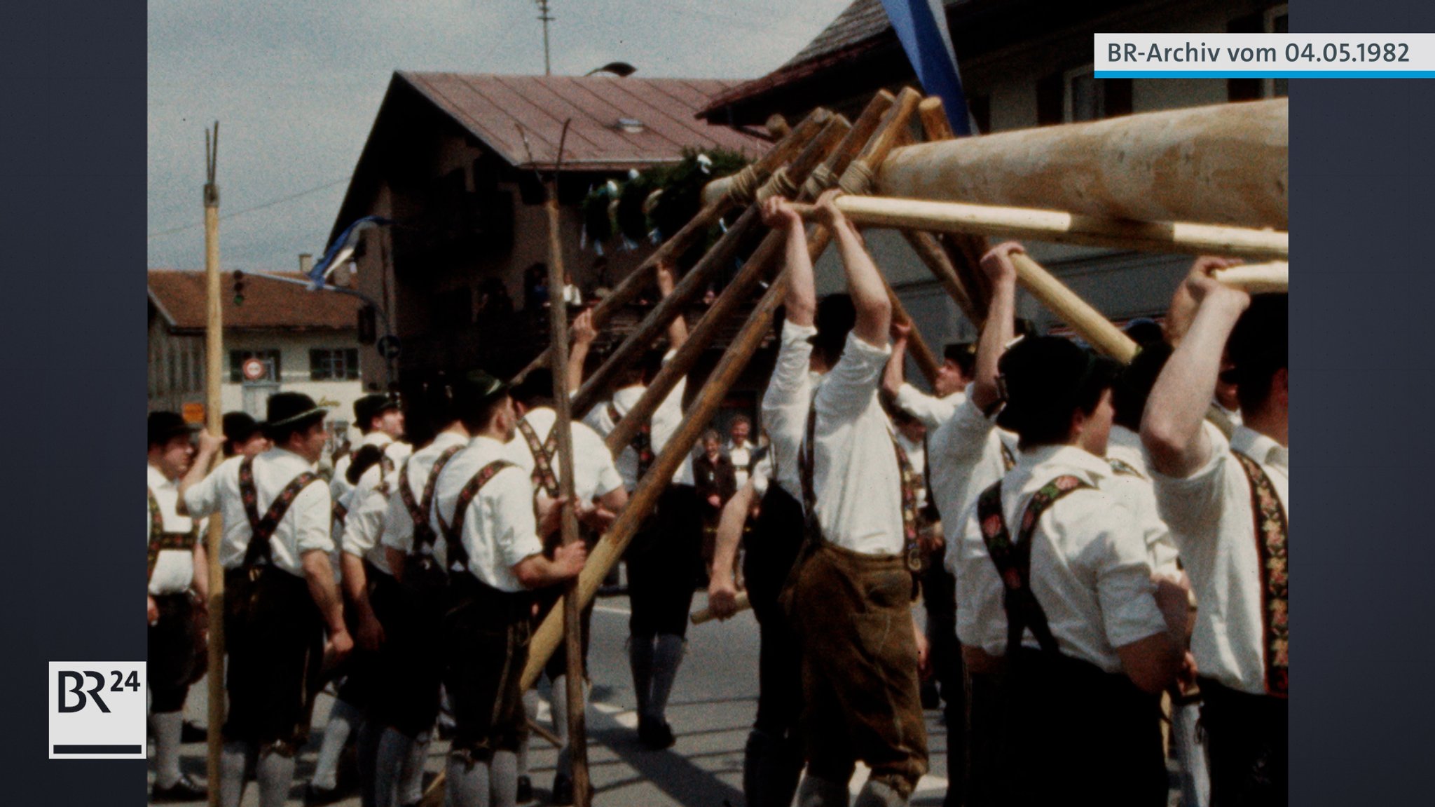 Maibaumaufstellen in Farchant