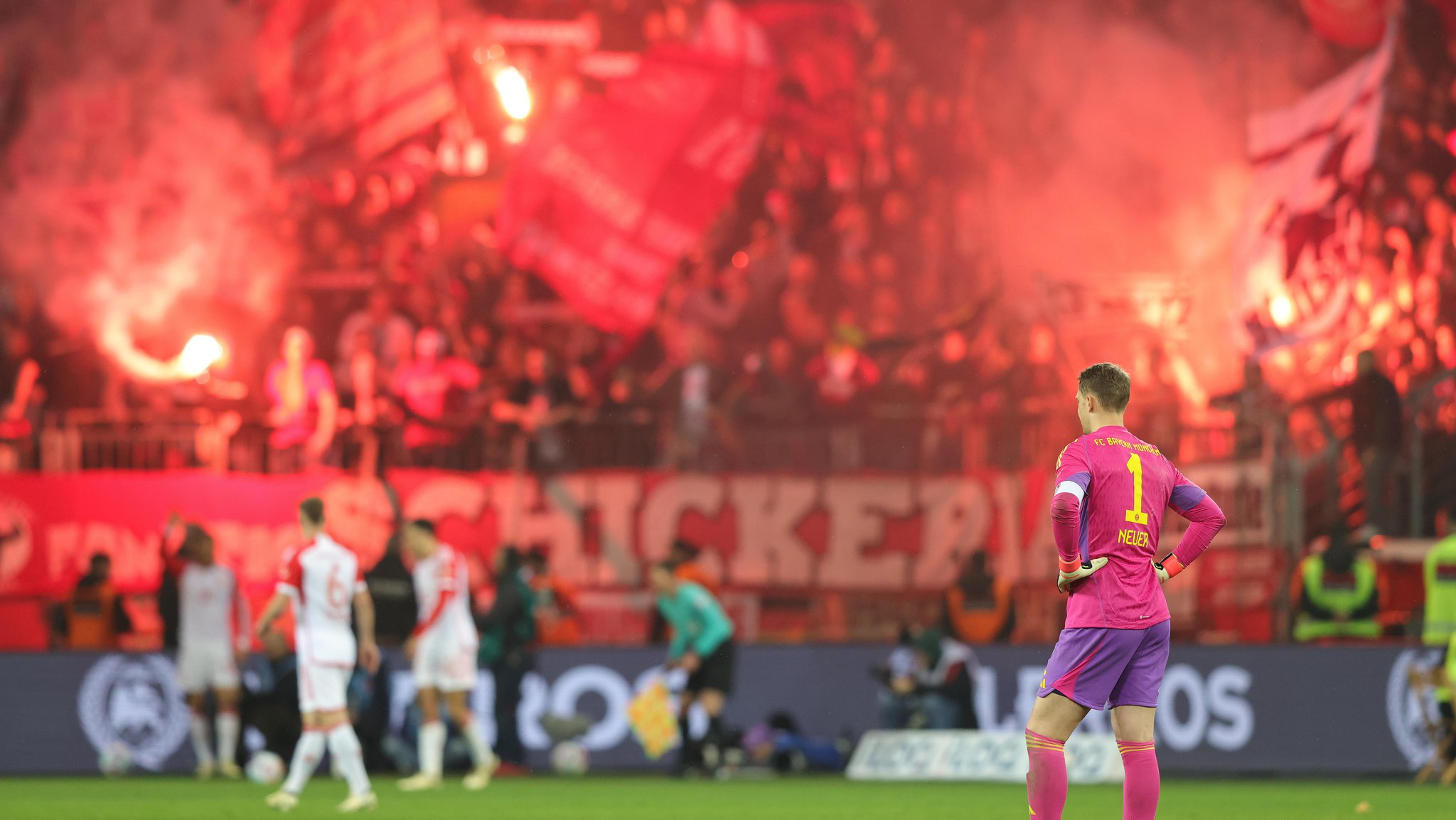 Manuel Neuer vor den Fans des FC Bayern München