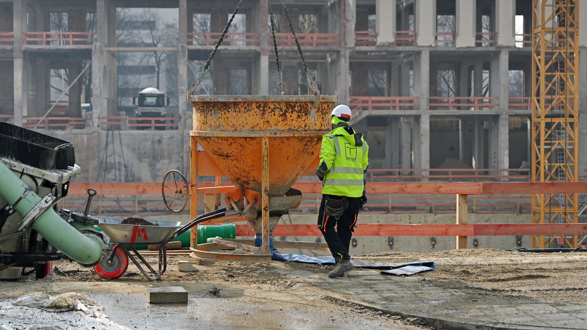 Bauarbeiter auf einer Großbaustelle in München | Bild: picture alliance / Sven Simon | Frank Hoermann Bauarbeiter auf einer Großbaustelle in München
