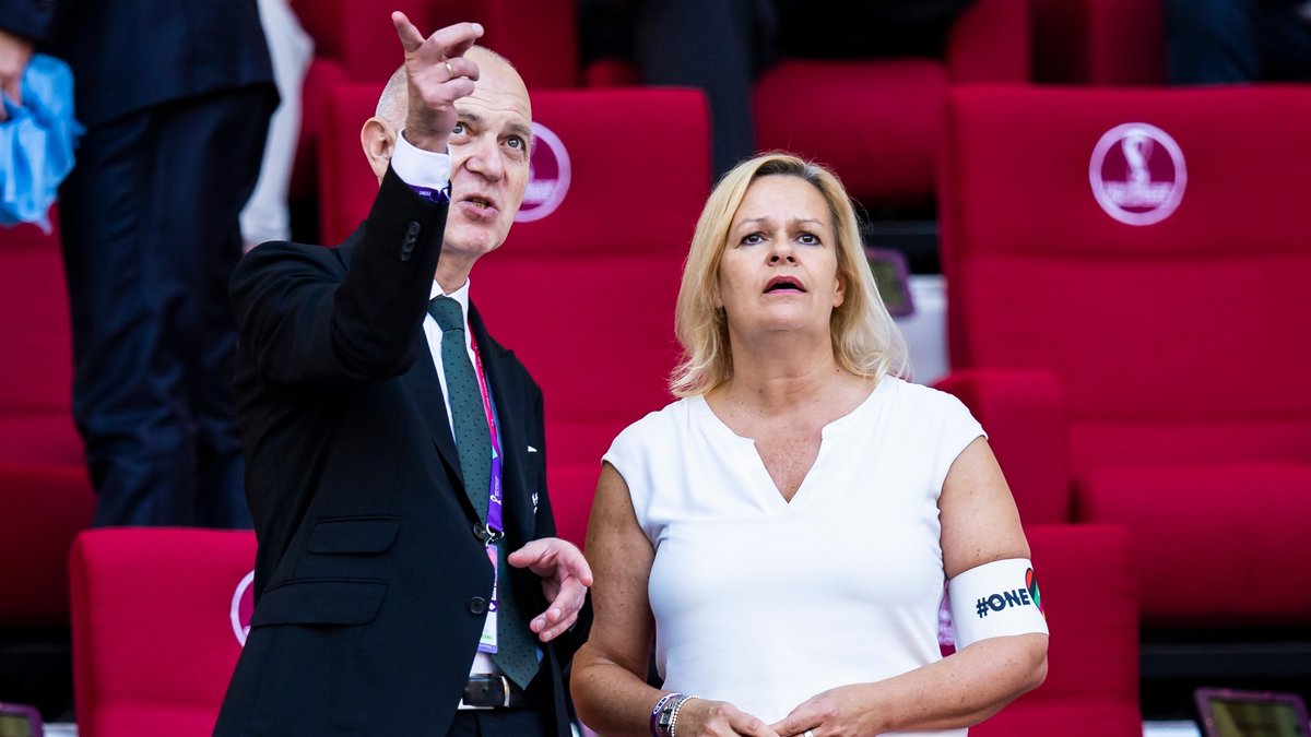 DFB-Präsident Bernd Neuendorf und Bundesinnenministerin Nancy Faeser (mit One-Love-Binde) bei der FIFA-WM in Katar