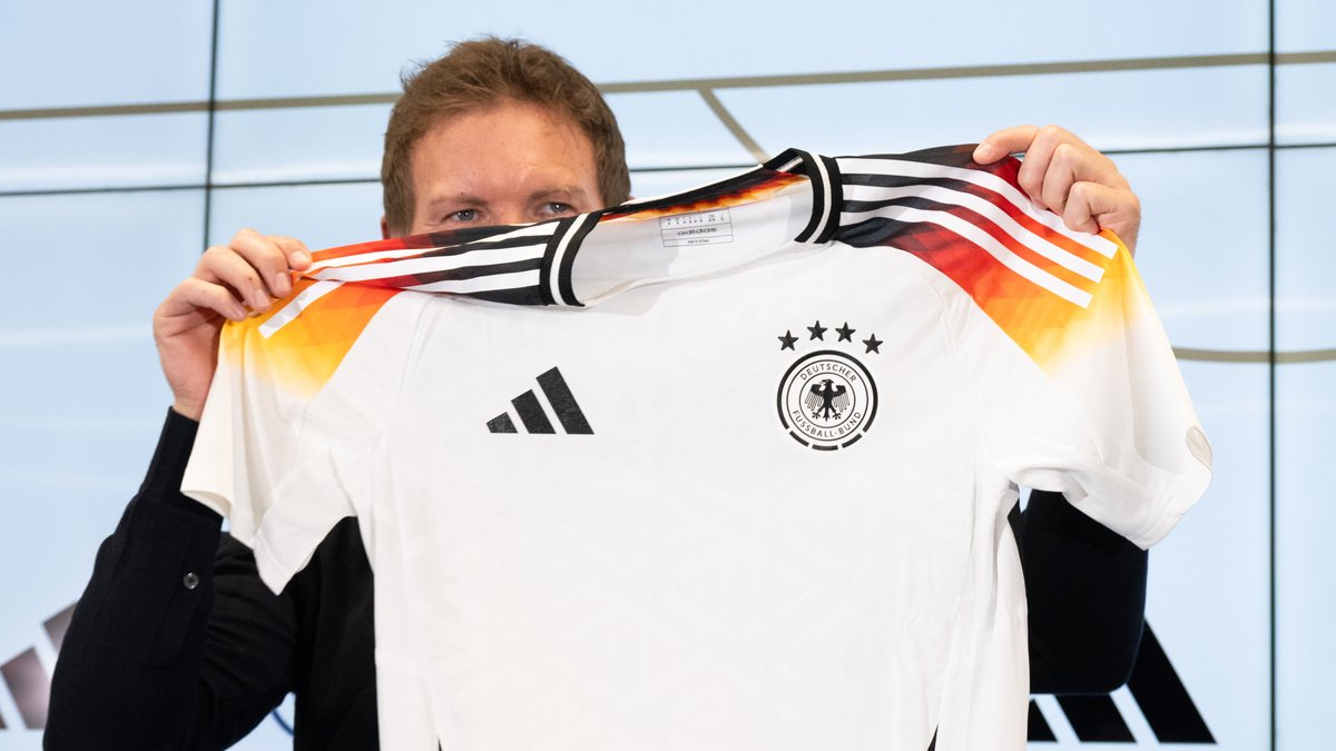 Bundestrainer Julian Nagelsmann hält DFB-Trikot in den Händen