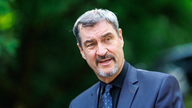 Archivbild: Markus Söder (CSU), Parteivorsitzender und Ministerpräsident von Bayern, gibt am 31.07.2025 nach einer Pressekonferenz ein Interview. | Bild: picture alliance / dpa | Matthias Balk Archivbild: Markus Söder (CSU), Parteivorsitzender und Ministerpräsident von Bayern, gibt am 31.07.2025 nach einer Pressekonferenz ein Interview.