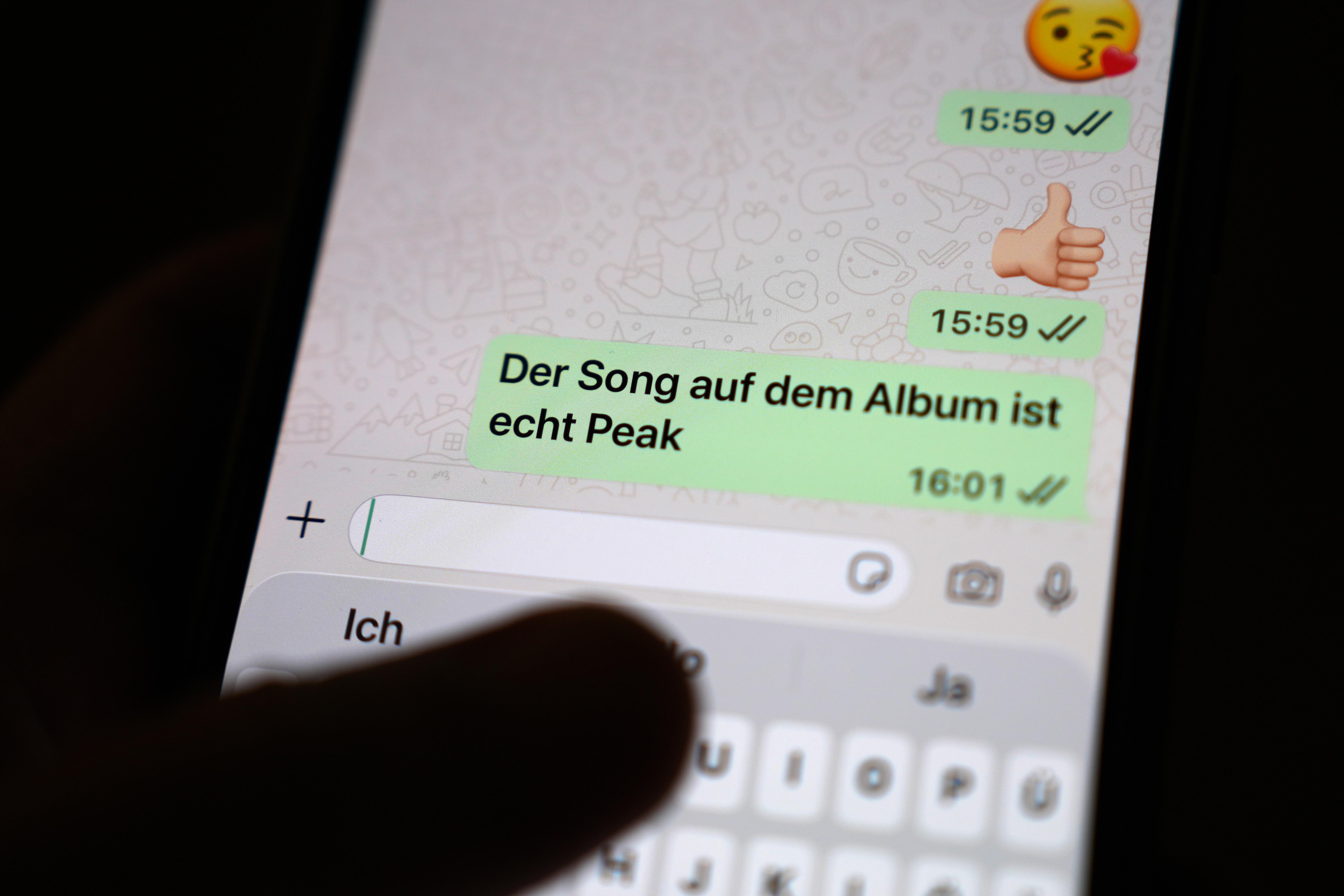 Das Wort „Peak“ ist auf dem Display eines Smartphones in einem Chatverlauf zu lesen. Die Top 3 vor der Wahl zum Jugendwort des Jahres 2026 im Oktober stehen fest. | Bild:picture alliance/dpa | Marcus Brandt