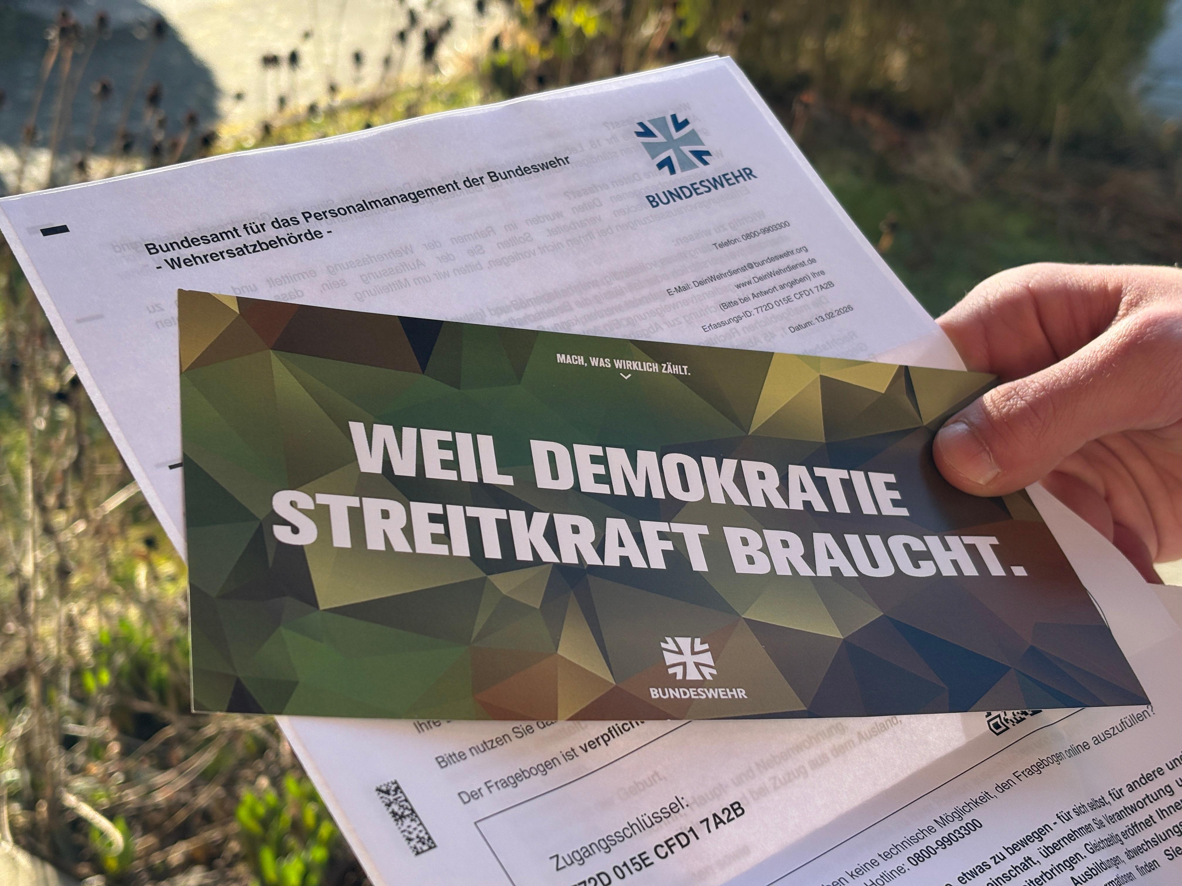 So sehen die Briefe aus, die die Bundeswehr heuer an rund 650.000 junge Erwachsene schickt. 