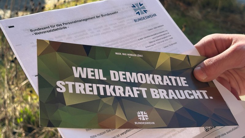So sehen die Briefe aus, die die Bundeswehr heuer an rund 650.000 junge Erwachsene schickt. | Bild: BR/Meike Föckersperger So sehen die Briefe aus, die die Bundeswehr heuer an rund 650.000 junge Erwachsene schickt.