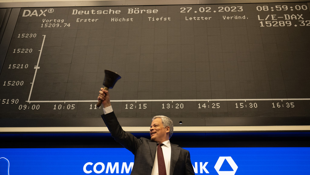 Manfred Knof, Vorstandsvorsitzender der Commerzbank, läutet an der Deutschen Börse die Eröffnungsglocke. Die Commerzbank ist zurück im Dax.