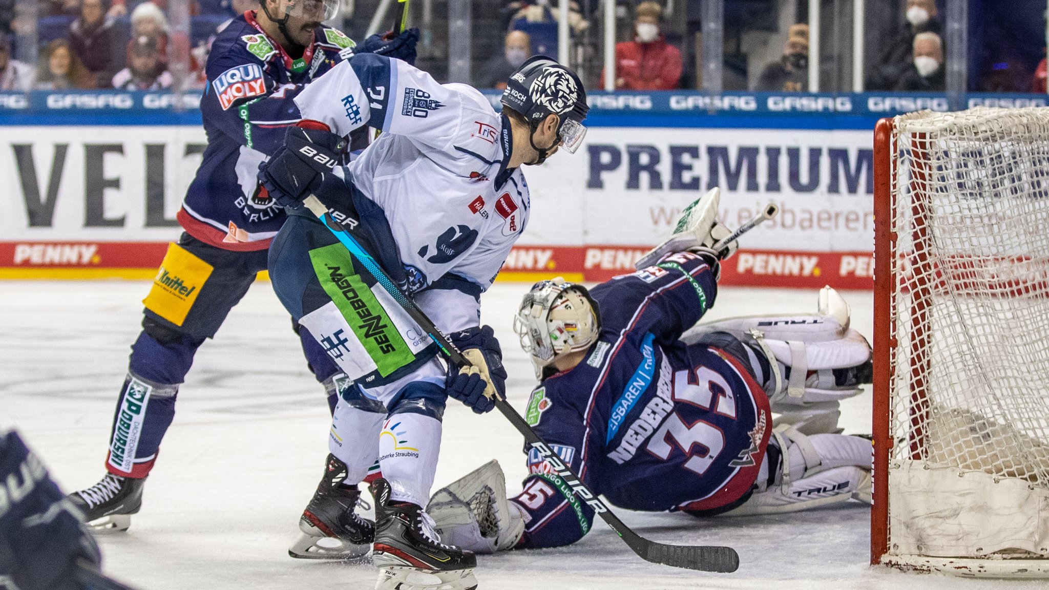 Eisbären Berlin gegen Straubing Tigers