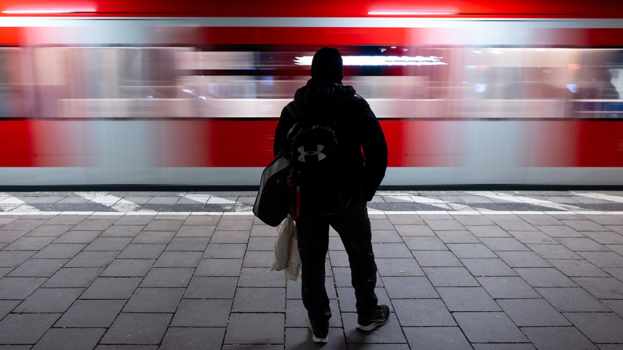 Ein Mann wartet an der Haltestelle Hackerbrücke in München auf eine S-Bahn.