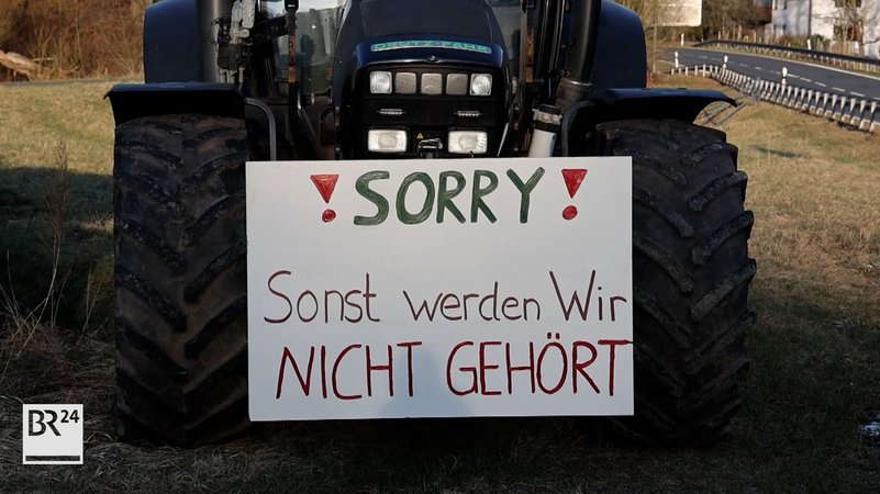 Ein Schild an einem Traktor, mit der Aufschrift: "Sorry! Sonst werden wir nicht gehört."