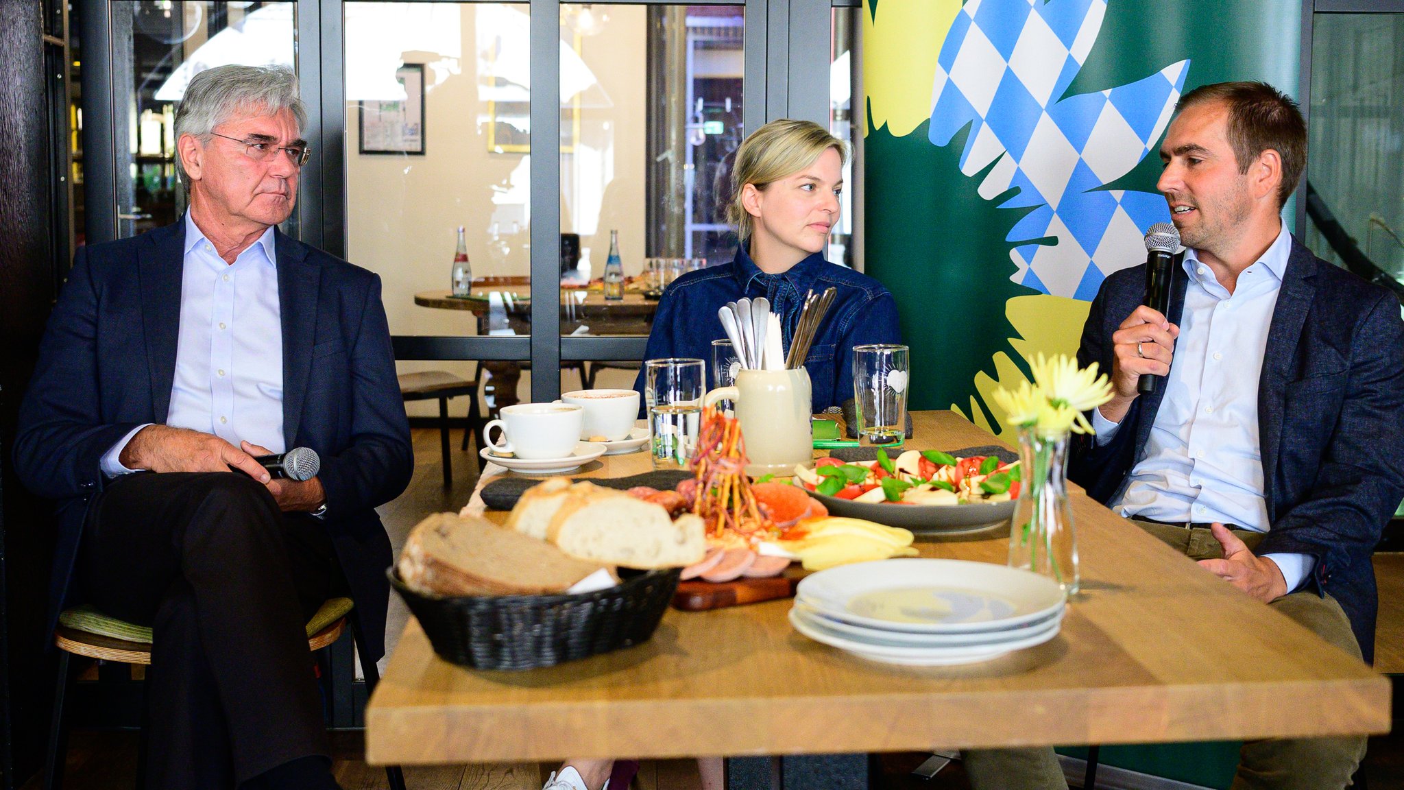 Grünen-Fraktionschefin Katharina Schulze (Mitte) beim Frühshoppen mit Ex-Siemens-Chef Joe Kaeser und Fußballweltmeister Philipp Lahm. | Bild: Matthias Merz/Grünen-Fraktion Grünen-Fraktionschefin Katharina Schulze (Mitte) beim Frühshoppen mit Ex-Siemens-Chef Joe Kaeser und Fußballweltmeister Philipp Lahm.
