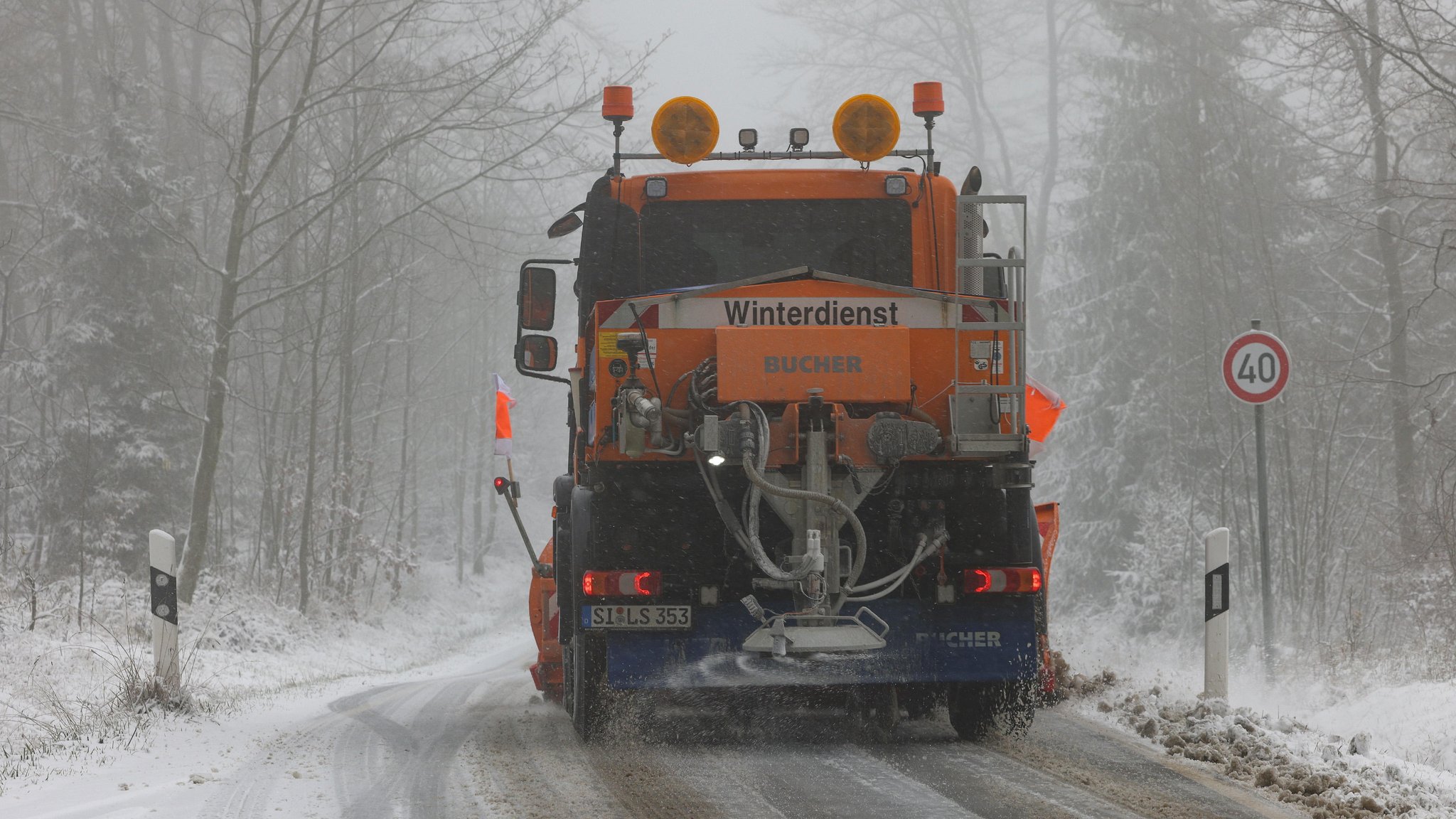 Räumfahrzeug auf verschneiter Straße