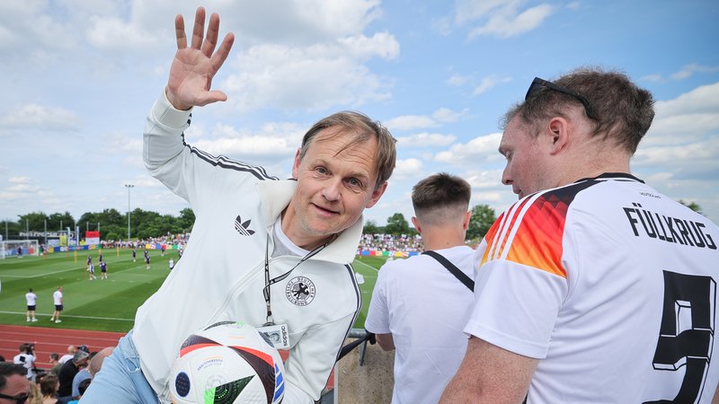 Björn Gulden beim öffentlichen Training der deutschen Fußball-Nationalmannschaft der Herren in Herzogenaurach. | Bild: picture alliance/dpa | Christian Charisius Björn Gulden beim öffentlichen Training der deutschen Fußball-Nationalmannschaft der Herren in Herzogenaurach.