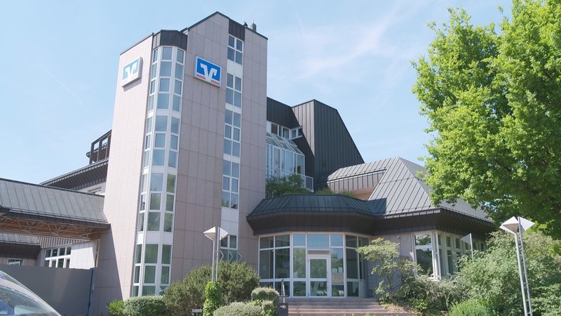 Auch für bayerische Wohnungseigentümergemeinschaften legte die Volksbank Main Tauber Depots und Konten für Anleihen der Deutsche Rücklagen an. | Bild: Bayerischer Rundfunk Auch für bayerische Wohnungseigentümergemeinschaften legte die Volksbank Main Tauber Depots und Konten für Anleihen der Deutsche Rücklagen an.
