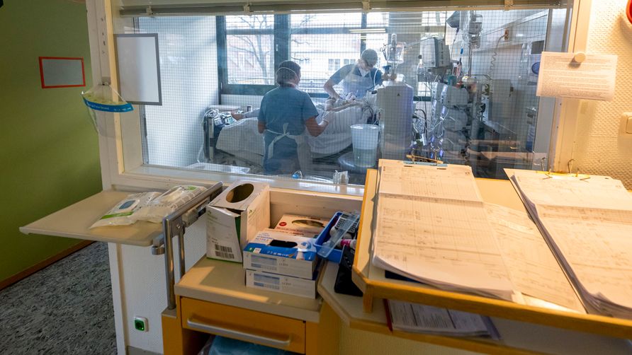Krankenpfleger der München Klinik kümmern sich auf der Intensivstation um einen Corona-Patienten. 